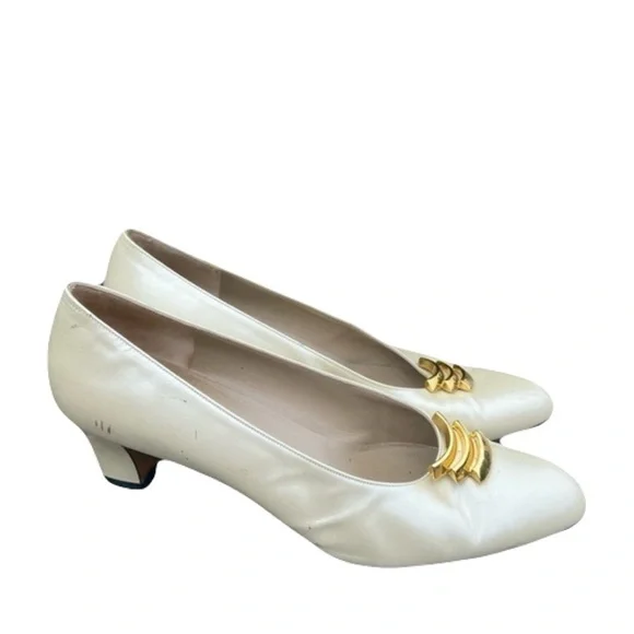 Salvatore Ferragamo Vintage Ivory Leather Pumps – Classic Elegance - Picture 1 of 12